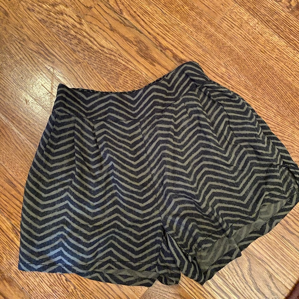 Black and army green chevron high wasted shorts